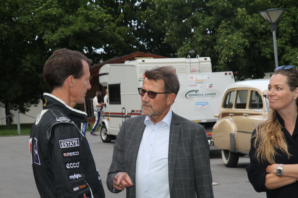 Helge Sander fortæller her HKH Prins Joakim om det sidste nye omkring Formel 1 i Københavns gader 2020 – ”Amalienborg bliver lige inddraget til pit og paddock i en uges tid ”
(Foto: Motorsporten.dk)